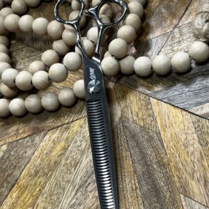 Thinning shears on wooden beads and table