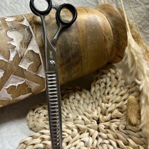 Texturizing hair thinning scissors on woven mat