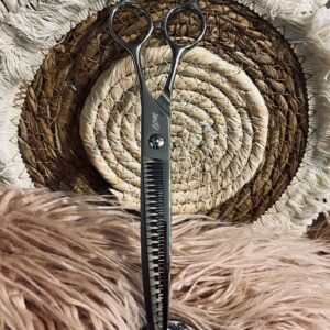 Hair thinning scissors on woven mat