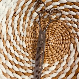 Metal hair thinning scissors on woven placemat