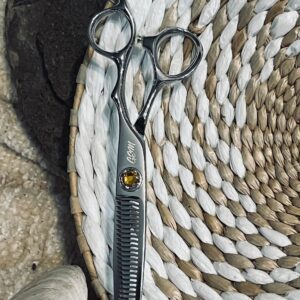 Silver hair-thinning scissors on woven placemat